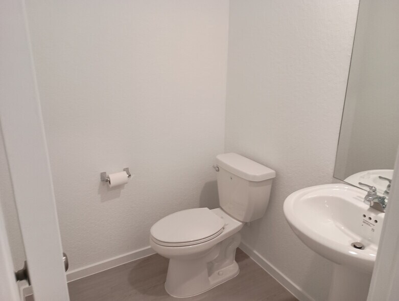 Building Photo - Room in House on Noir Ln