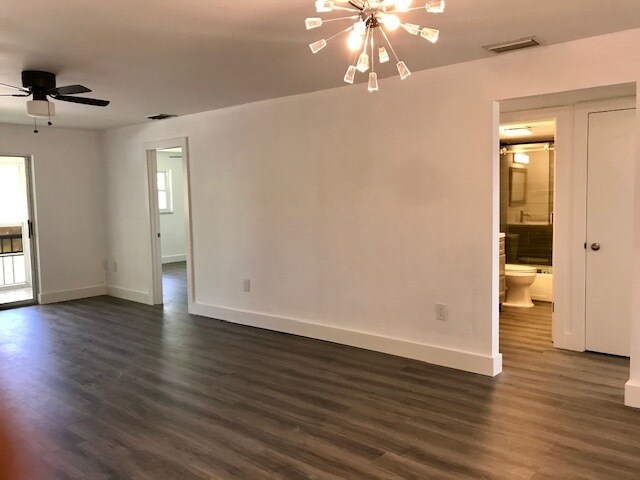 Building Photo - 200 Valley Stream Dr