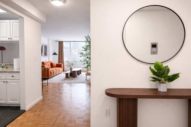 Building Photo - 350 W 43rd St