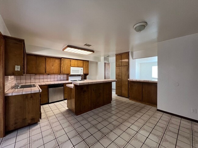 Building Photo - Beautiful 4 Bedroom 2 Bathroom Home