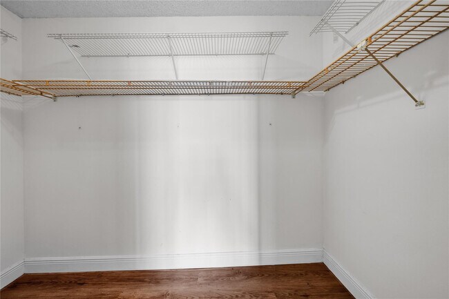 Building Photo - 1000 Parkview Dr