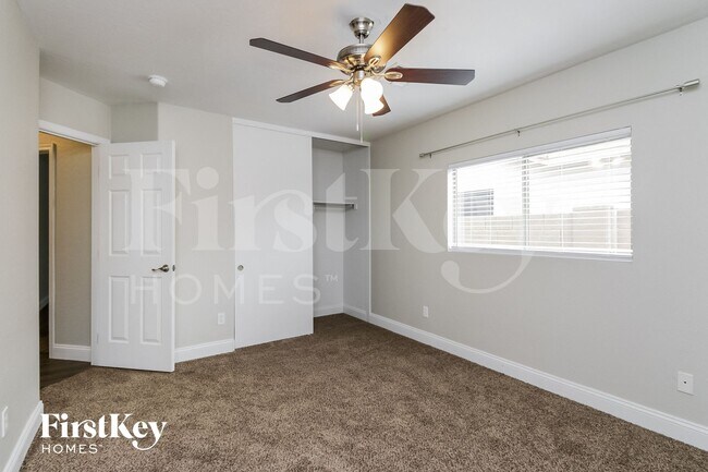 Building Photo - 2863 W San Carlos Ln