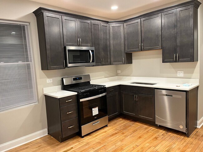 Building Photo - Albany Park rehabbed 2 bedroom close to Metra station.
