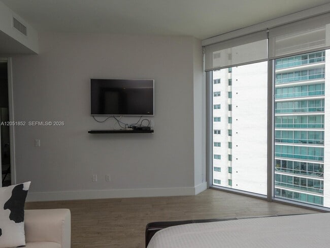 Building Photo - 1300 Brickell Bay Dr