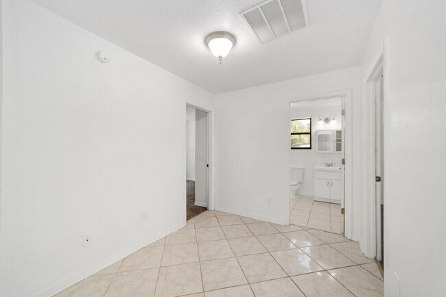 Building Photo - Bright & Spacious Home in a Quiet Neighborhood with Modern Comforts