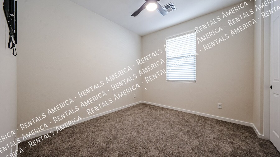 Building Photo - 2858 N Evergreen St