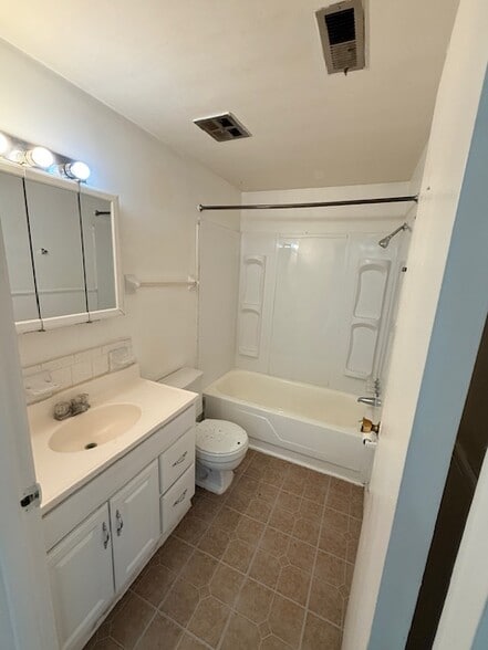 Building Photo - 3611 Charlotte Dr