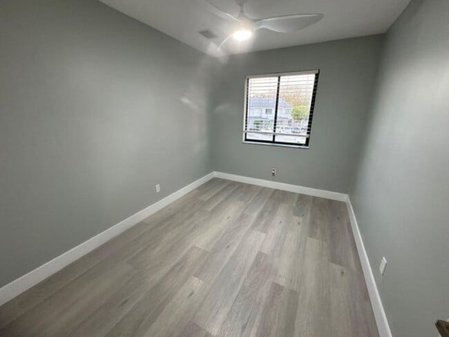 Building Photo - 5205 Bayside Dr