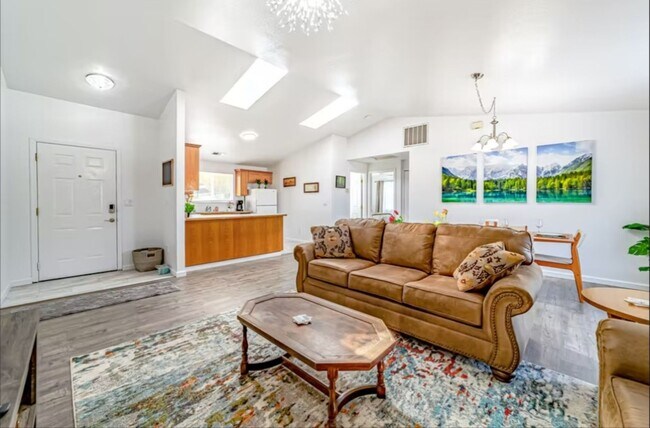 Building Photo - Fully Furnished House in Eureka