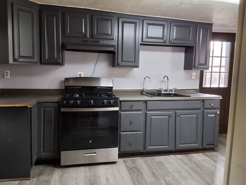 Building Photo - 119 Thompson St