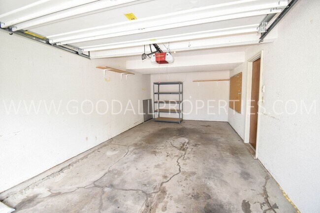 Building Photo - 3 Bedroom, 1.5 Bath Home in West Des Moines