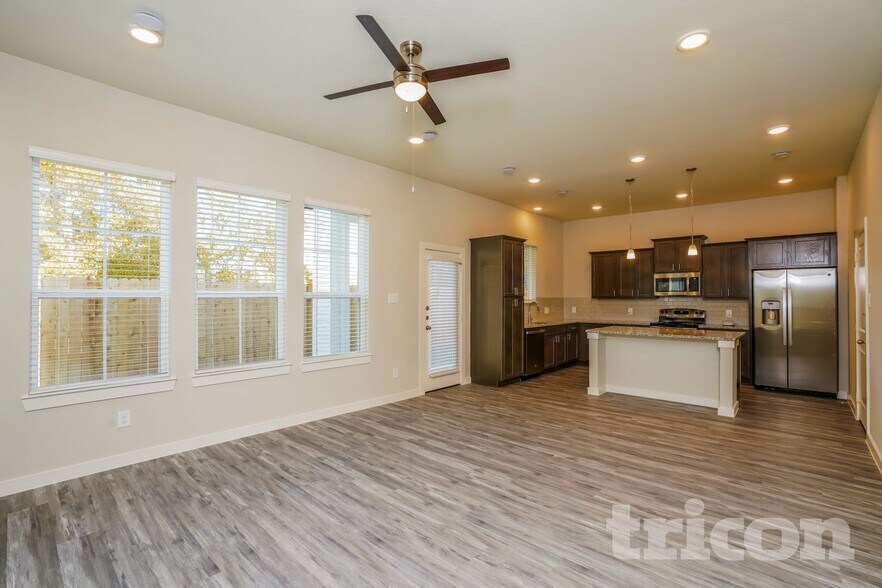 Building Photo - 9835 Willow Creek Commerce Dr