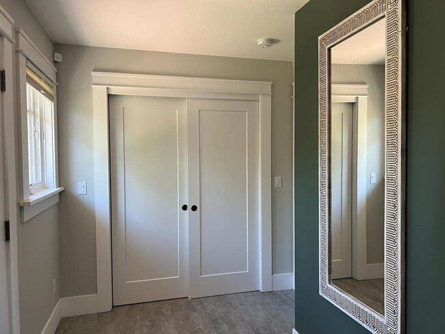 Building Photo - Charming Historical Home, Desirable Downtown Location. Flexible Lease Terms, 30-day Min. All Util...