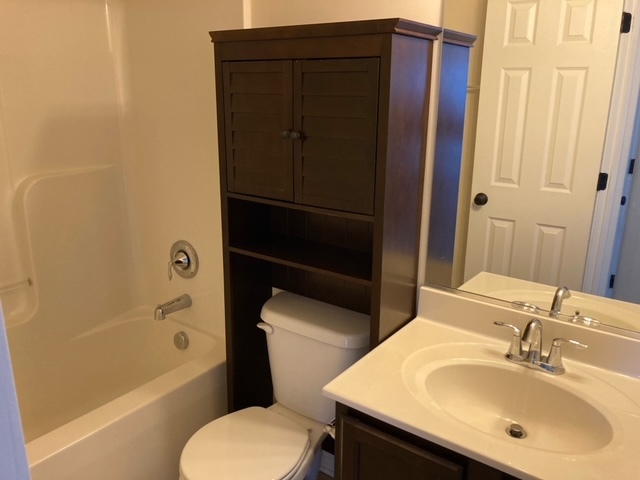 Shared Bathroom - 2204 Mallard Landing Dr