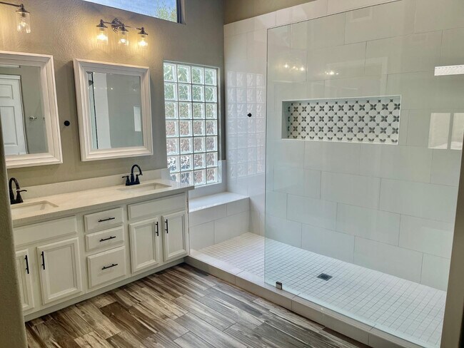 Building Photo - 1732 W Gary Dr