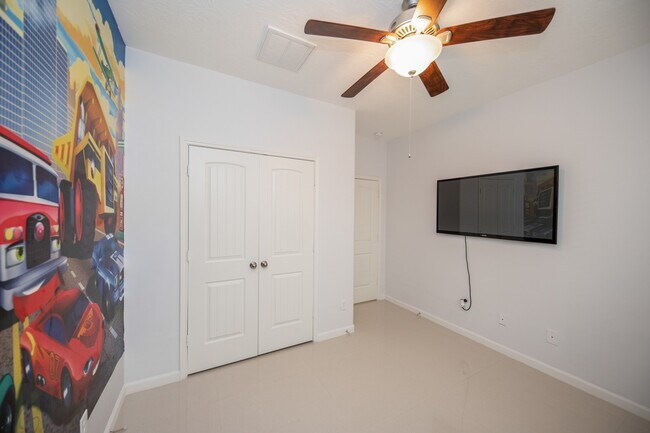 Building Photo - 3019 Lake Dr