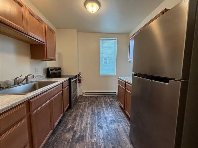 Building Photo - 570 Kendall Ave