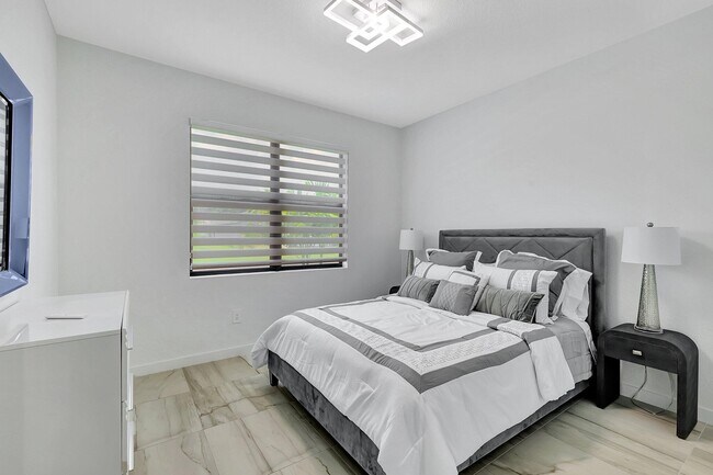 Building Photo - 5795 SE Sky Blue Cir