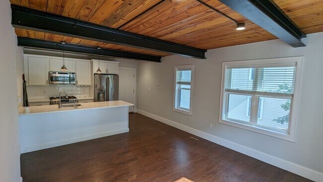 Building Photo - 192 Raymond St