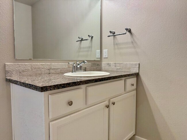 Building Photo - House For Rent