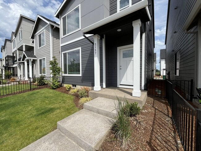 Building Photo - Beautiful Newer Construction 4 Bedroom Forest Grove Home with Open Layout, Quartz Kitchen & Moder...