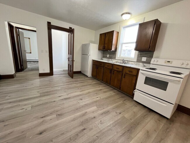 Building Photo - Newly Renovated Ground Floor 1 Bed Apartment!