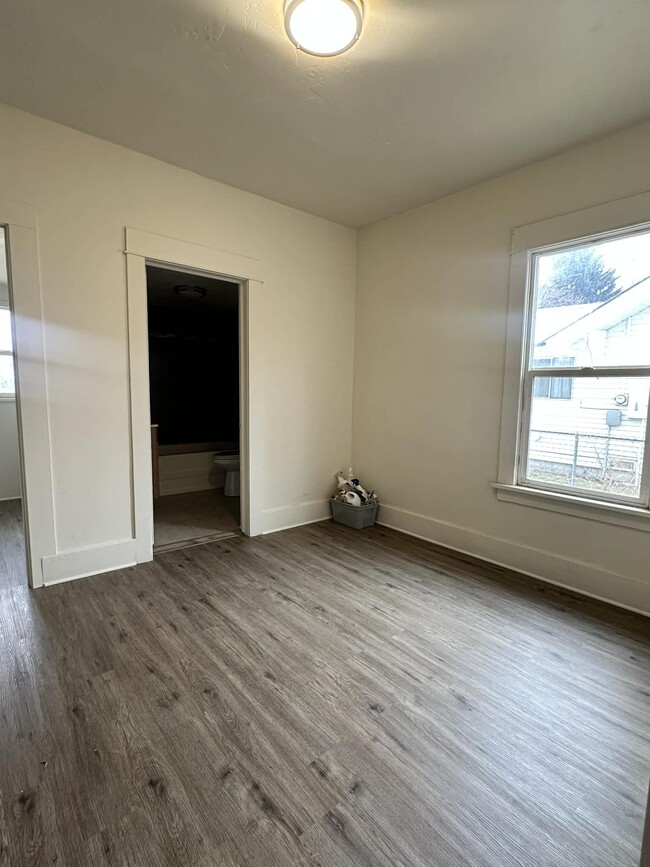 Building Photo - 906 B St