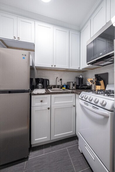 Building Photo - 328 E 74th St