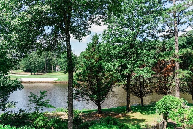 Building Photo - Beautiful Backyard Oasis on the Golf Course!