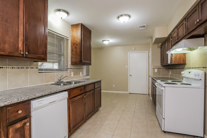 Building Photo - 701 Inwood Dr
