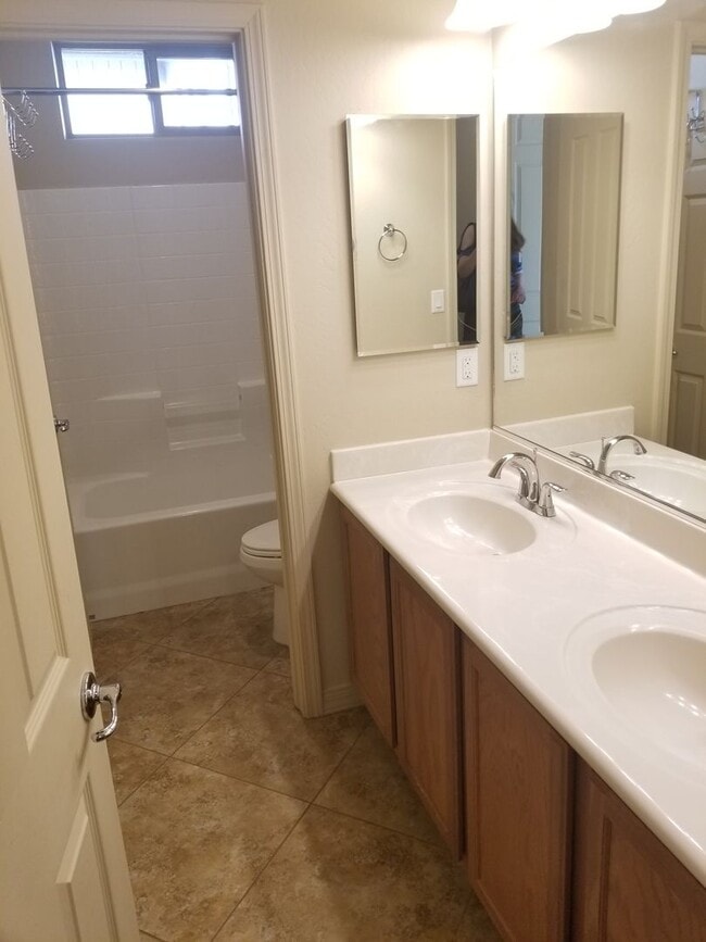 Building Photo - Beautiful, Pet Friendly, Multi-level, 2110 sqft, Luxury Townhouse w/A/C! 3 Bed, 2.5 Bath, + Loft ...