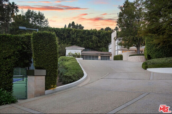 Building Photo - 661 Doheny Rd