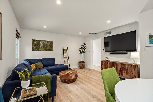 Building Photo - 1206 Hollow Creek Dr