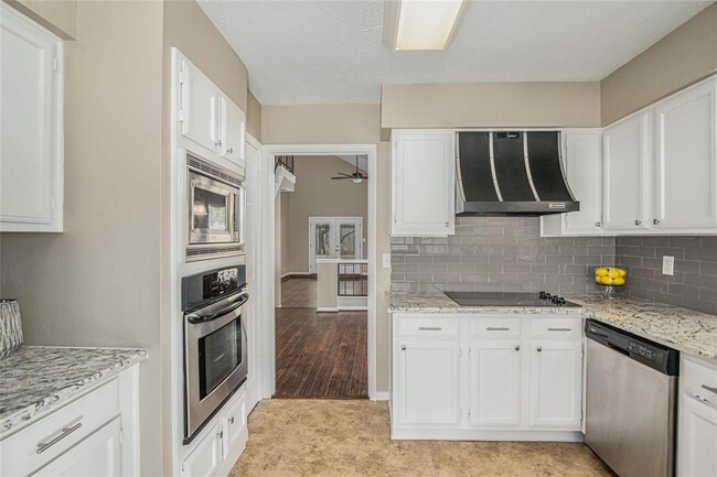 Building Photo - 2815 Parkwood Manor Dr