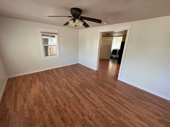 Building Photo - 2 Bed /1 Bath Home with Large Backyard and Great Location