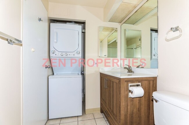 Building Photo - 2 bedroom, 1 bath unit with 1 parking stal...