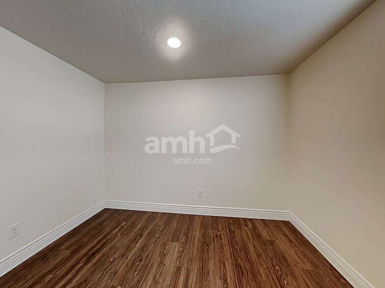 Building Photo - 1061 N Barkvine Ave