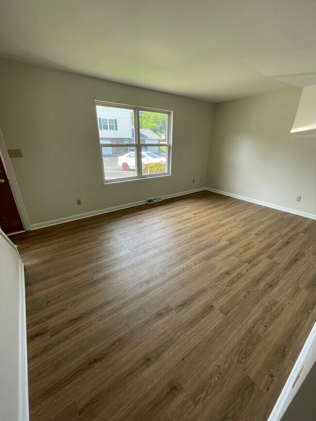Building Photo - 3 Bed 1.5 Bath Updated Townhouse in Manche...