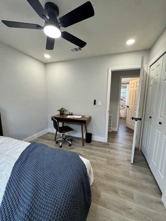 Building Photo - House close to UCF & Valencia with 4 Bedrooms for Students!