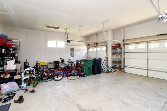 Building Photo - OVER 2000 SQ FT!!   5 Bedroom, 3.5 Bath Home in Urbandale