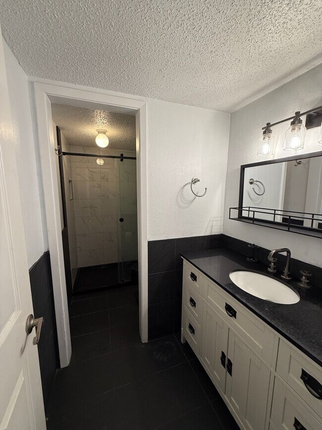 Building Photo - Spacious townhome in a private community