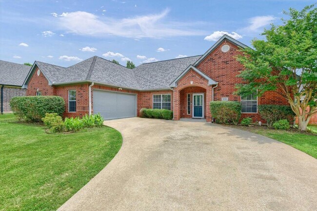 Building Photo - 629 Clay Ln