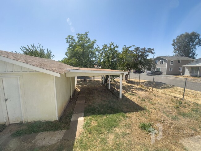 Building Photo - 3 Bedroom Oroville Home with garage and SHOP!