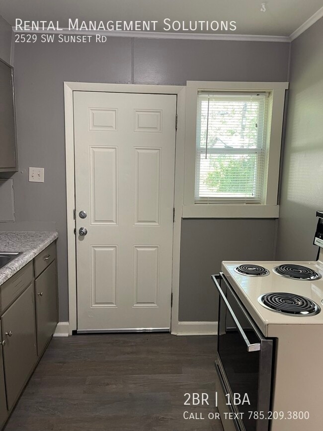 Building Photo - *RECENTLY UPDATED* 2529 SW Sunset Rd- 2 BE...