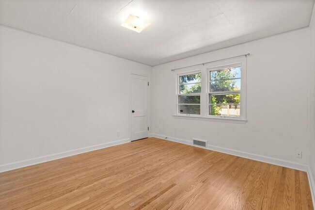 Building Photo - 5336 NE 35th Pl