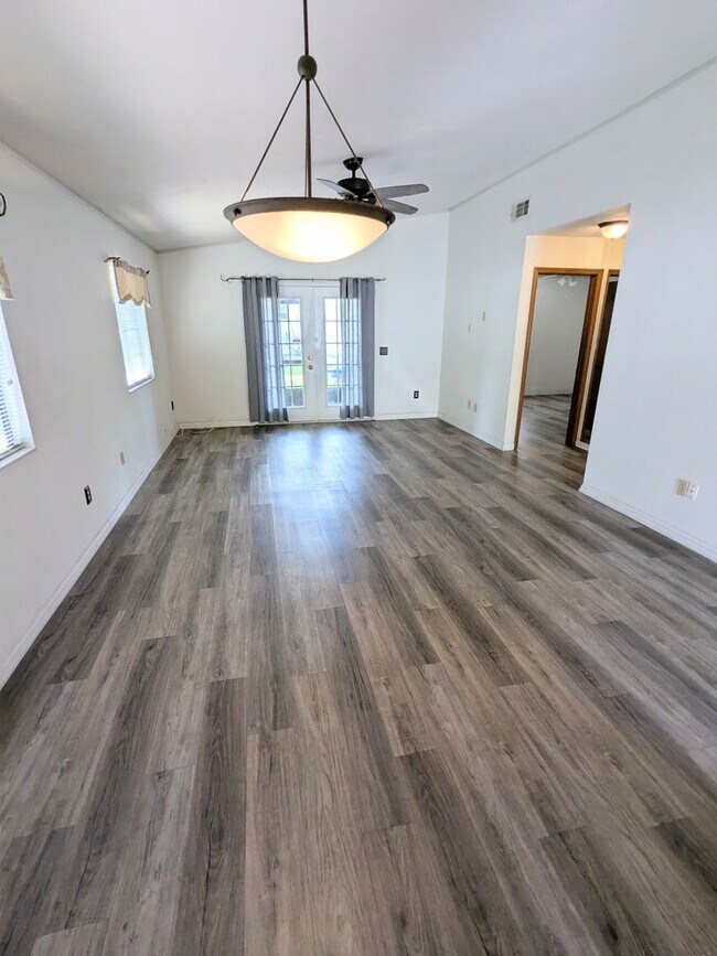 Building Photo - Port Orange 2 bedroom, 2 bathroom, pool and tennis courts