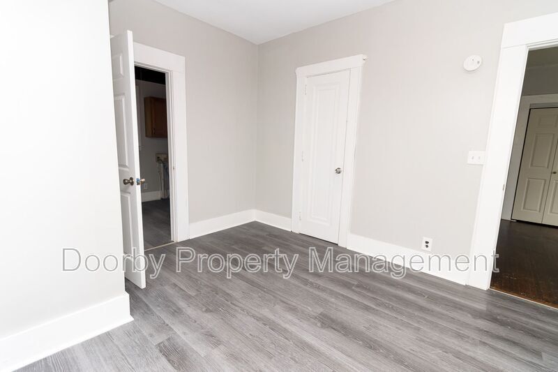Building Photo - 2802 Fairview Dr