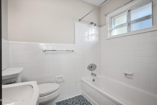 Building Photo - 2220 Heather Ln