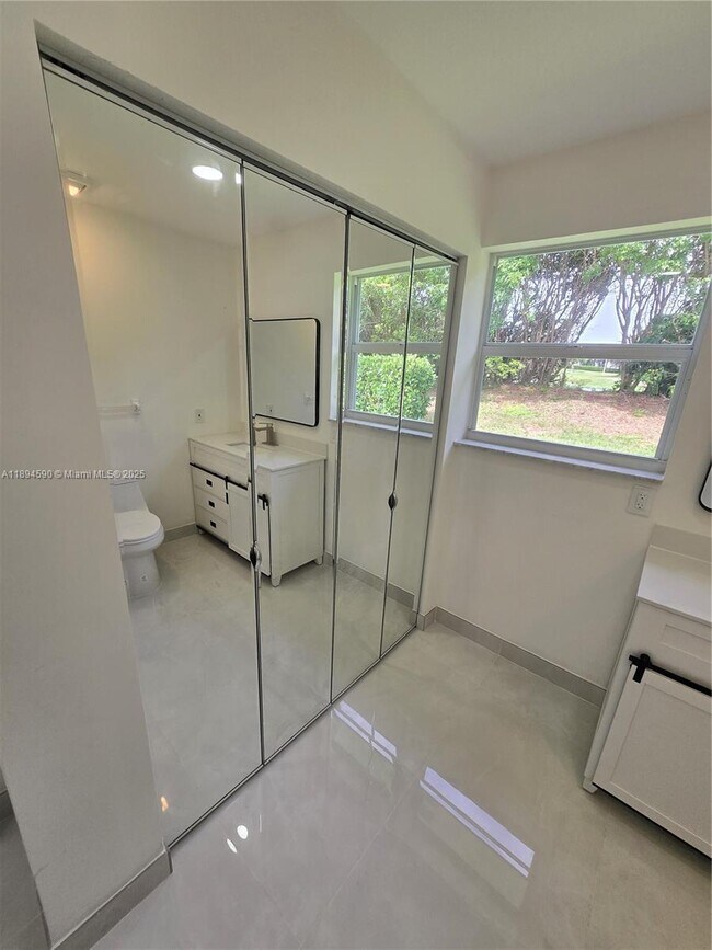 Building Photo - 600 SW 8th Pl