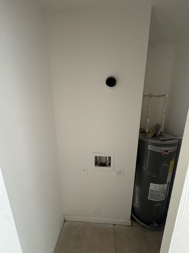 Building Photo - "Spacious 4-Bedroom Home with 2 Full Baths in Prime Tampa Location – 1,560 Sq. Ft. of Comfort!"